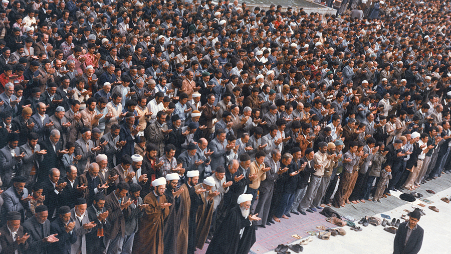 تصویر نماز جماعت مرحوم آیت الله سیبویه در حرم مطهر رضوی اوایل انقلاب